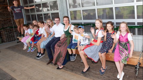 Kreisbäuerin Anita Painhofer und Gilching`s Bürgermeister Manfred Walter mit Kindern auf der Kirtahutschn