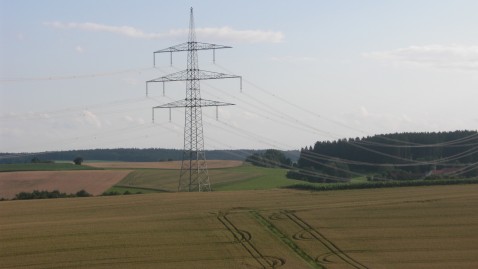 Strommast im Feld