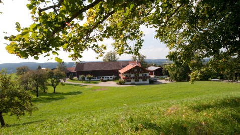 Bayerischer Bauernhof umgeben von Wiesen in Oberbayern