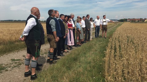 Landwirt Franz Steinberger aus Neufahrn erklärt den Zustand eines Weizenfeldes kurz vor der Ernte