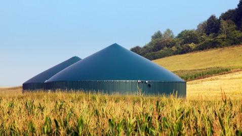 Biogasanlage auf einem Feld