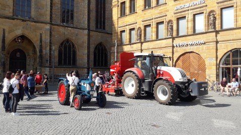 Alter und neuer Schlepper bei der Amberger Bauernmarkt Aktion