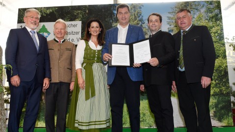 Bei der Unterzeichnung des Waldpaktes sind die Landwirtschaftministerin Kaniber, Ministerpräsident Söder sowie Bauernpräsident Heidl dabei.