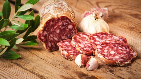 Eine aufgeschnittene Salami