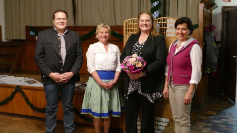 Gruppenfoto der beiden Kreisbäuerinnen mit Benedikt Korntheuer und Dagmar Wagner