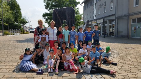 Kinder der Klasse 2b mit Heidi Bauersachs und Lehrerin