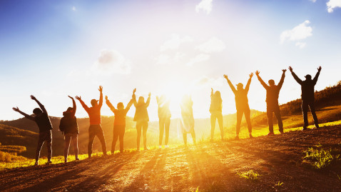 Eine Gruppe junger Menschen bei Sonnenuntergang