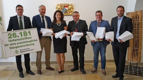 Im Namen von Bayerns Bauern übergab der BBV über 26.000 Unterschriften für eine praxistaugliche Düngeverordnung an Landwirtschaftsministerin Michaela Kaniber