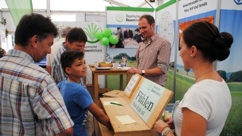 Besucher informieren sich am BBV-Stand in der Agrarhalle der Rottal-Schau.
