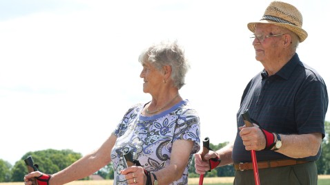 Eine Bäuerin und ein Bauer im Ruhestand