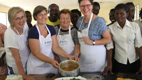 Die bayerischen Landfrauen bei einem Entwicklungshilfeprojekt in Kenia