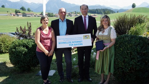 Bezirksbäuerin Christiane Ade, Bezirkspräsident Alfred Enderle, Minister Füracker mit einem Bergpanora im Hintergrund