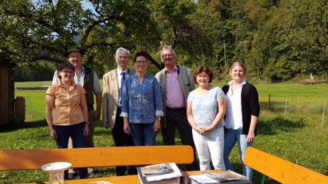 Gruppenfoto der Teilnehmer an dem Besuch. von links sind zu sehen Christine und Jakob Schönach, Amtschef Herbert Püls, Bezirksbäuerin Christtine Singer, Amtschef Dr. Peter Müller, Anni Hindelang und Stefanie Mack vom Bildungswerk vom Bayerischen Bauernverband