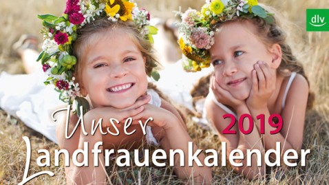 Das Cover des Landfrauenkalenders.  Zwei junge Mädchen mit Blumenkranz liegen in einem Weizenfeld