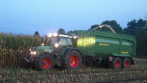 Traktor mit Anhänger bei der Maisernte, Maishäcksler