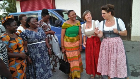 Bezirksbäuerin Christine Singer und Angelika Eberl mit Landfrauen aus Kenia