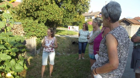 Barbara Pantele führt durch ihren Bauerngarten