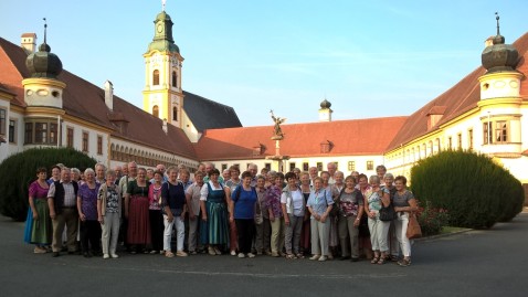 Aktiv-Senioren aus Rosenheim vor dem Kloster Reichersberg