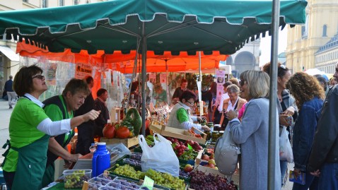 Verbraucher können auf der Bauernmarktmeile frische und vielfältige Produkte von Landwirten einkaufen.