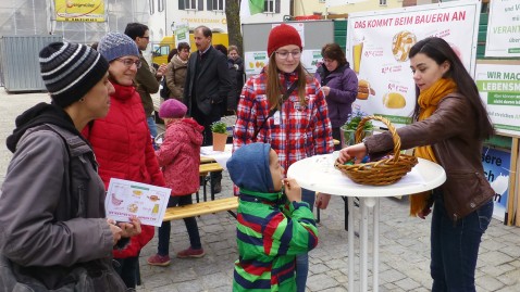 Die Landfrauen im aktiven Gespräch mit Verbrauchern an einem Informationsstand am Markplatz.