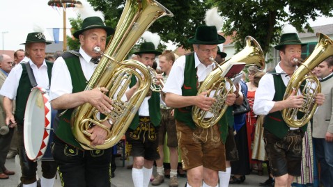 Bei einem Umzug wird klassische Blasmusik gespielt. 