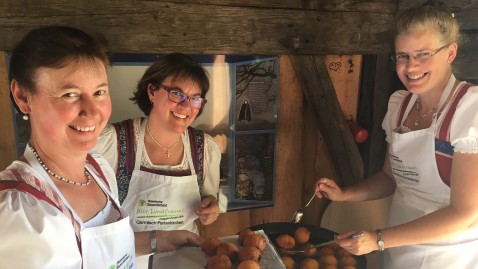 Landfrauen backen Bäuerinnenkugeln