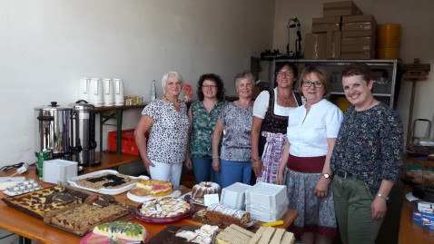 Landfrauen mit Kuchenbufett