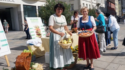 Bäuerinnen informieren Verbraucher zur Ernte und bayerischen Lebensmitteln in Regensburg.