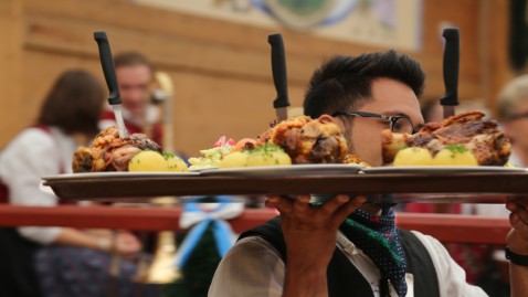 Schweinehaxen im Festzelt Traditon auf dem Münchner Oktoberfest