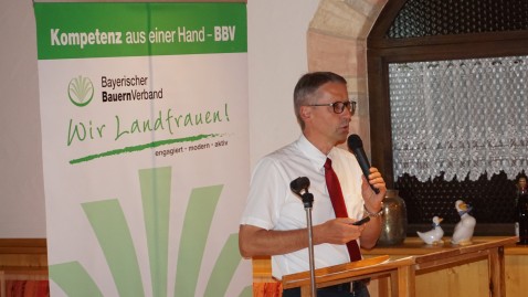 Bezirksgeschäftsführer Ottmar Braun bei Arbeitstagung der Ortsbäuerinnen
