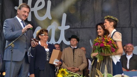 BBV-Vizepräsident Günther Felßner mit Landesbäuerin Anneliese Göller gratulieren der frisch gekrönten Biokönigin Carina I. auf der Bühne im Rahmen der Bauernmarktmeile am Odeonsplatz in München. 