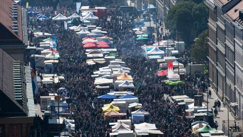 Zehntausende Besucher auf der Bauernmarktmeile im Herzen Münchens