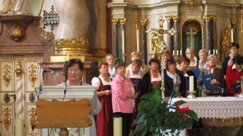 Kreisbäuerin B. Trummer und der Ortsbäuerinnenchor bei der ökomenischen Erntedankfeier in Michelfeld