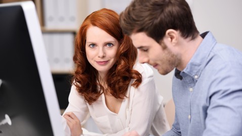 Junge Frau und junger Mann am Computer