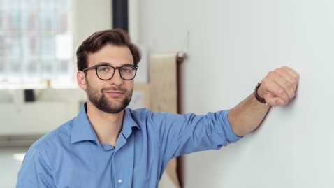 Junger Mann im Büro