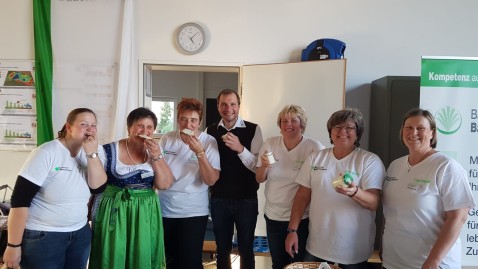 Landfrauen buttern aus