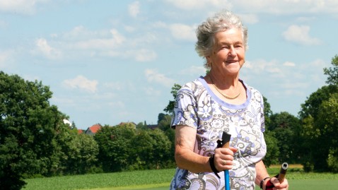 Rentnerin auf dem Land