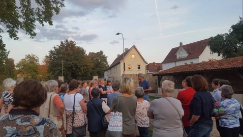 Michael Diestel erzählt den Ortsbäuerinnen etwas über die Krone Schenke in Unsleben