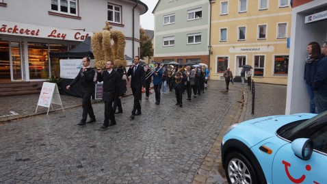 Erntekrone an der Spitze des Festzuges