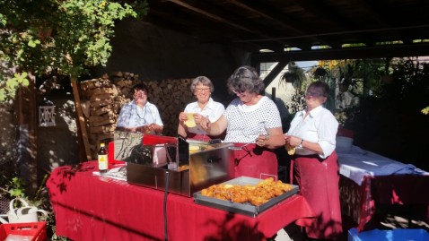 Landfrauen beim Kiacherlbacken