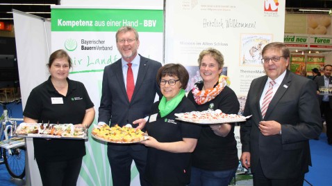 Consumenta 2018 Gruppenbild KV Landfrauen mit Umweltminister Huber