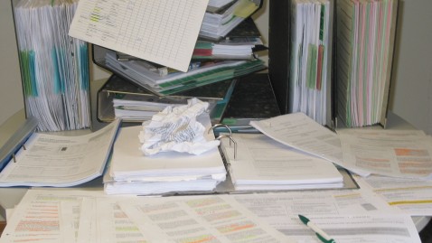 Ortner und Datenblätter auf Schreibtisch