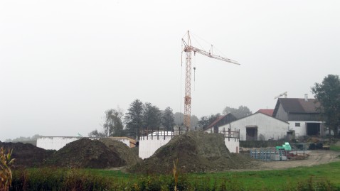 Die Güllegruben-Behälter für eine Biogas-Anlage werden gebaut. 