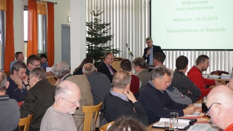 Dieter Heberlein bei seinem Vortrag beim Jagdseminar in Bayreuth