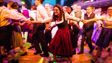 Traditionelle bayerische Tänze auf dem landwirtschaftlichen Hofball