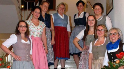 Kursteilnehmerinnen präsentieren Dirndl