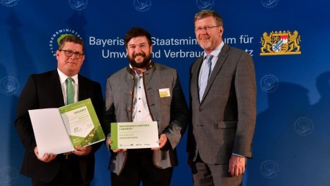 Sebastian Dickow übernimmt stellv. für Friedhelm Dickow die Auszeichnung zum Naturschutzpartner Landwirt 2018