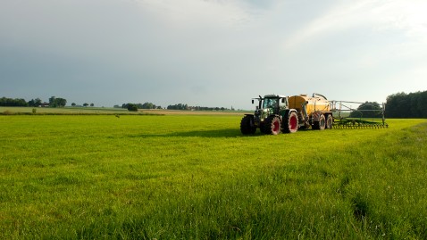 Landwirt düngt Feld in Bayern