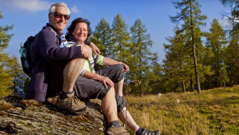 Rentner beim Entspannen im Wald