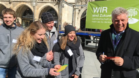 Münchens Oberbürgermeister Dieter Reiter schreibt seinen Zettel für den Wunschbaum des Herrschinger Grundkurses